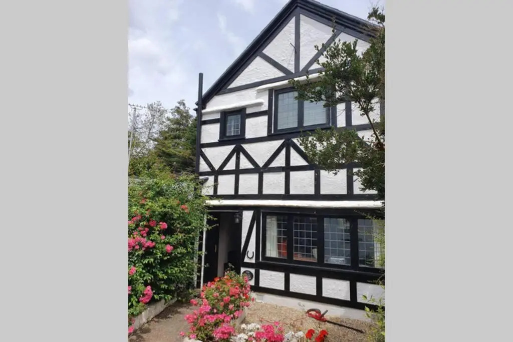 Bournemouth secluded cottage 10mins walk to beach