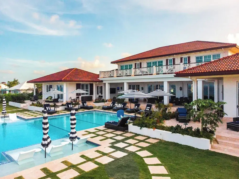 Island Haven: Oceanfront Retreat With Infinity Pool