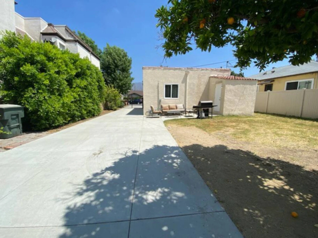 CHARMING 2-BEDROOM BUNGALOW HOME IN GLENDALE  (p4)