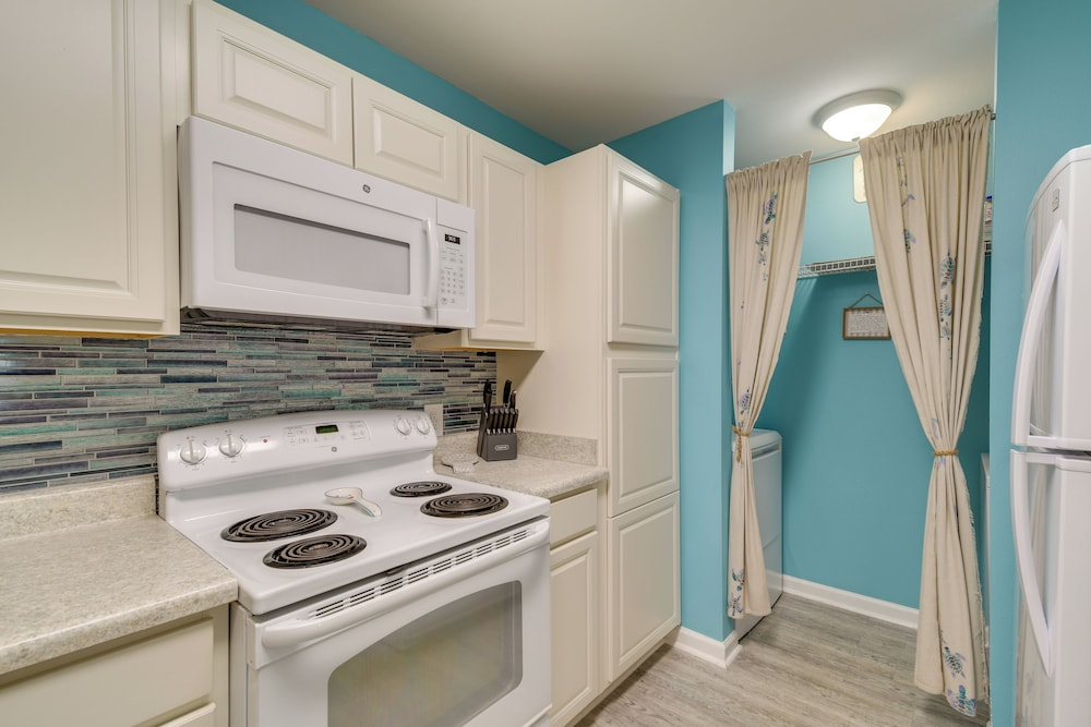 Gulf Shores Condo w/ Pool Access, 5 Mi to Beach!
