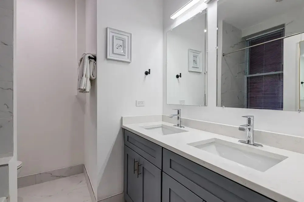 Artsy Chicago Abode: Steps to Shops & Restaurants by AllSet Turnover