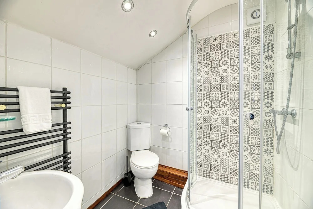 Central 2 Bedroom Apt by Guestz