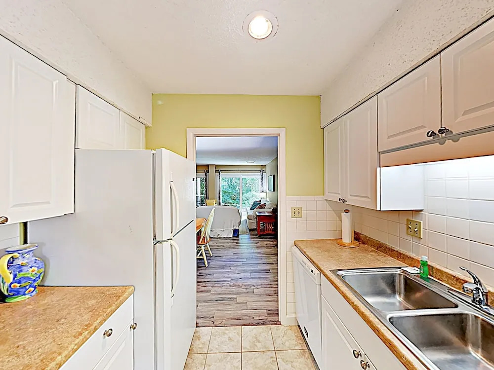 New Listing! Wooded Sanctuary On Golf Course W/pool 2 Bedroom Condo