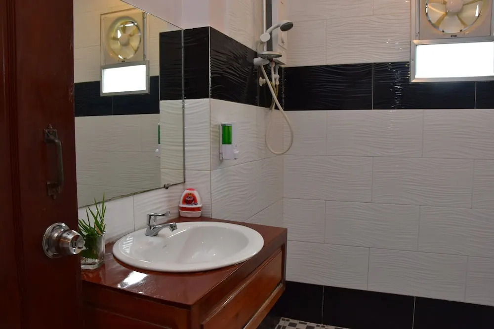 Mad Monkey Hostel Kampot