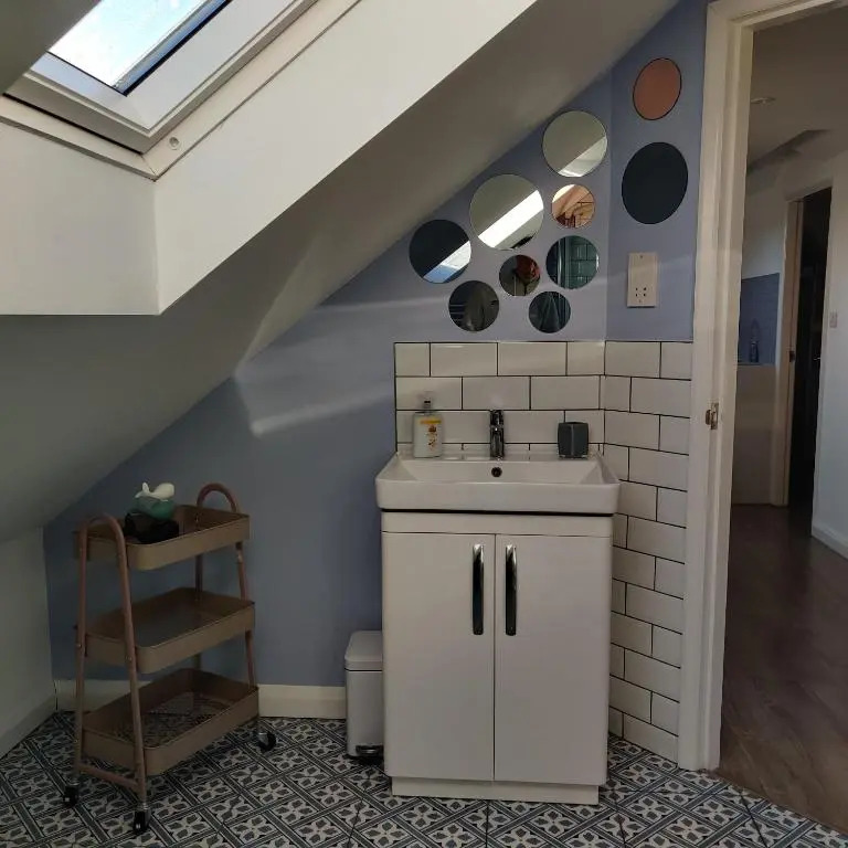 Delightful & Picturesque Modern Detached Apartment, Next to Chester Zoo, Near Park and Ride to City Centre