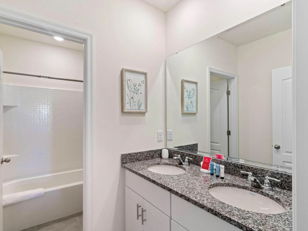 Upstay - Solterra Resort Home w Hot Tub and Pool, Davenport