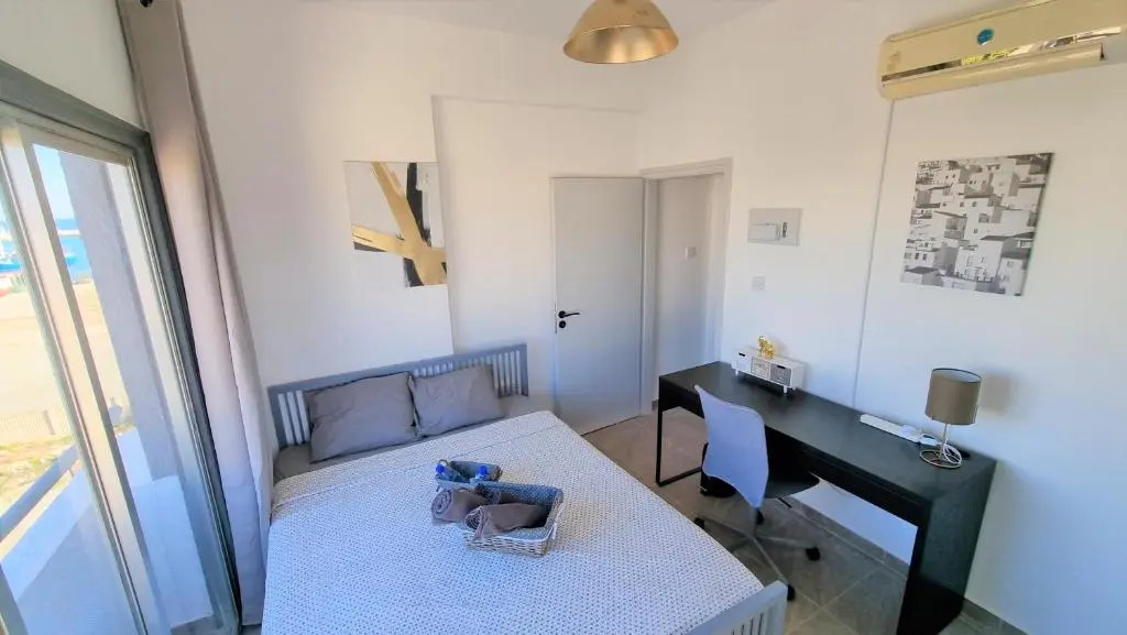 Apartment with 360° balcony and Direct Sea and Harbour View!