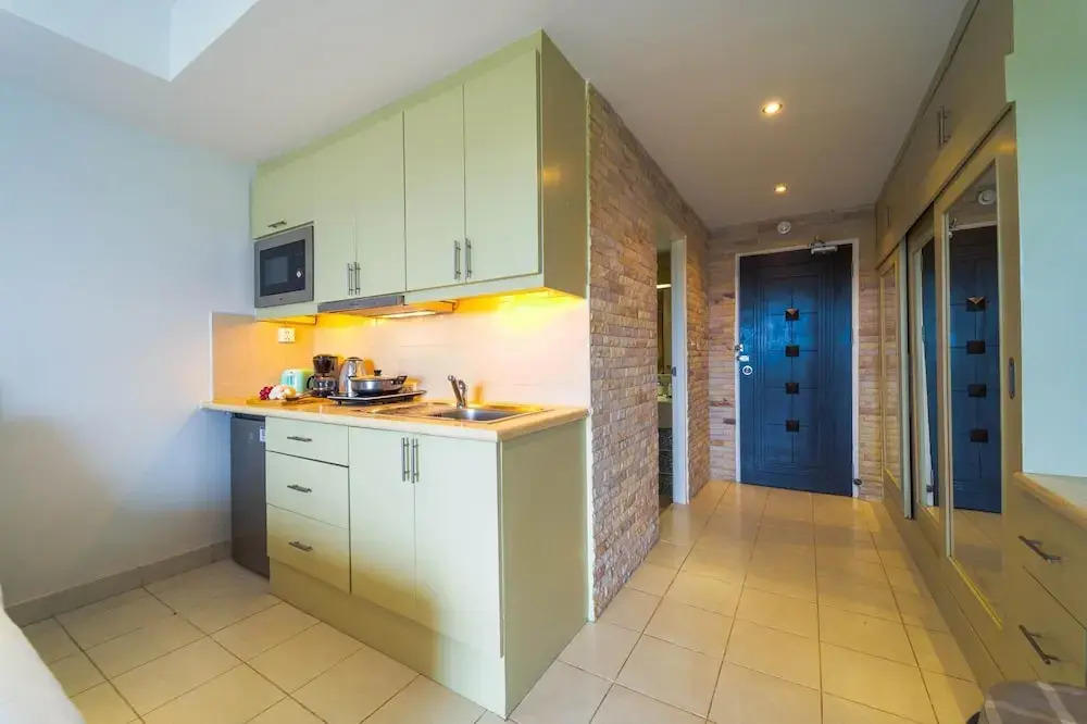 Beachfront Studio Condo-Seaview BW1