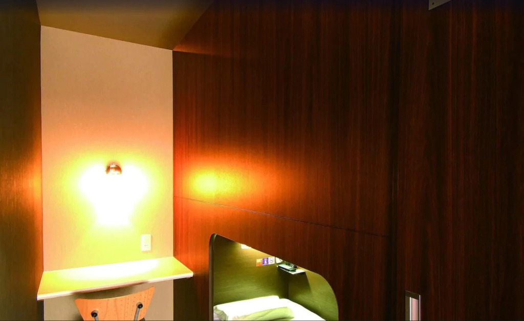 Nikoh Capsule Hotel Refre - Hostel - Caters to Men