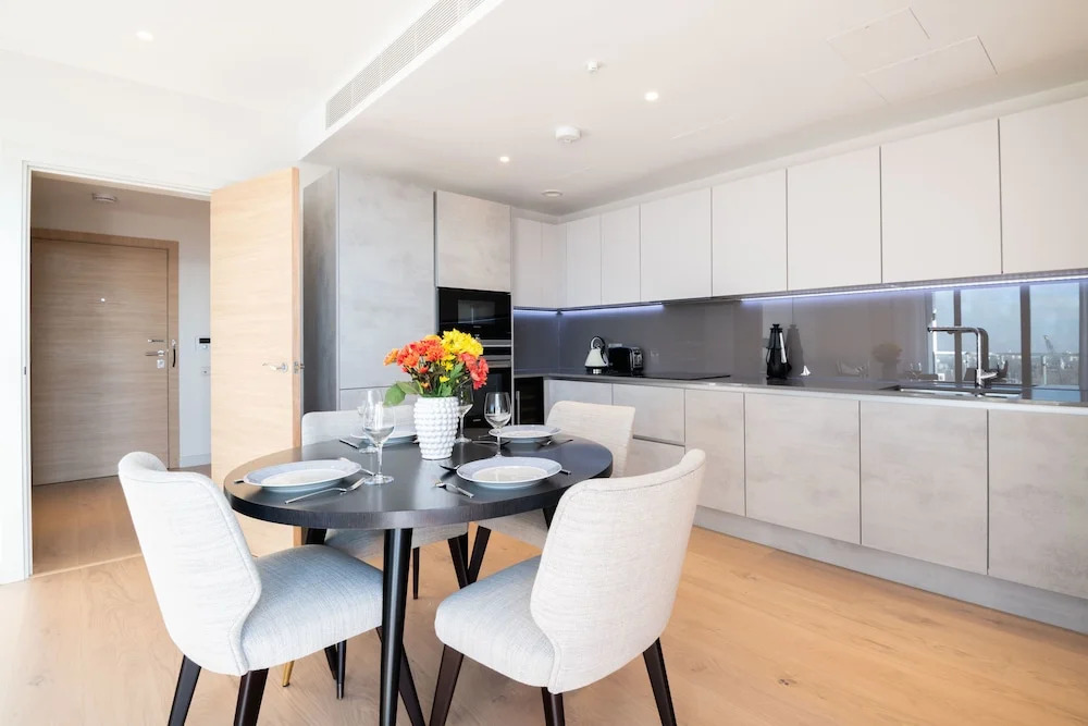 Modern Family Home close to Victoria Station