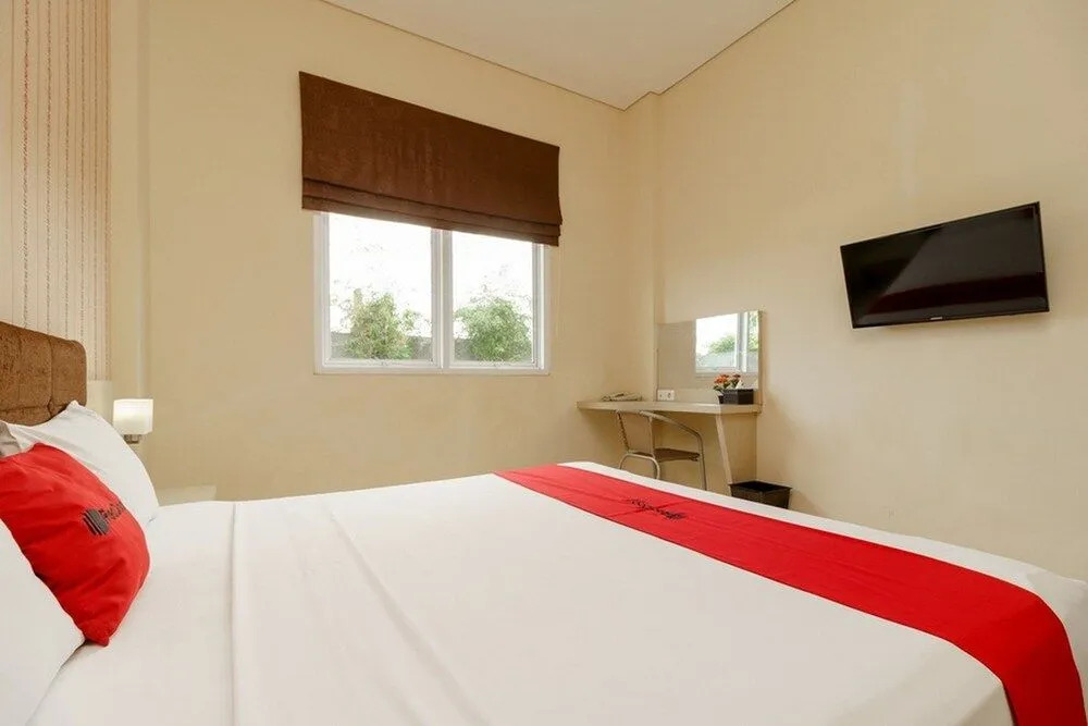 RedDoorz Plus near Sangkareang Park