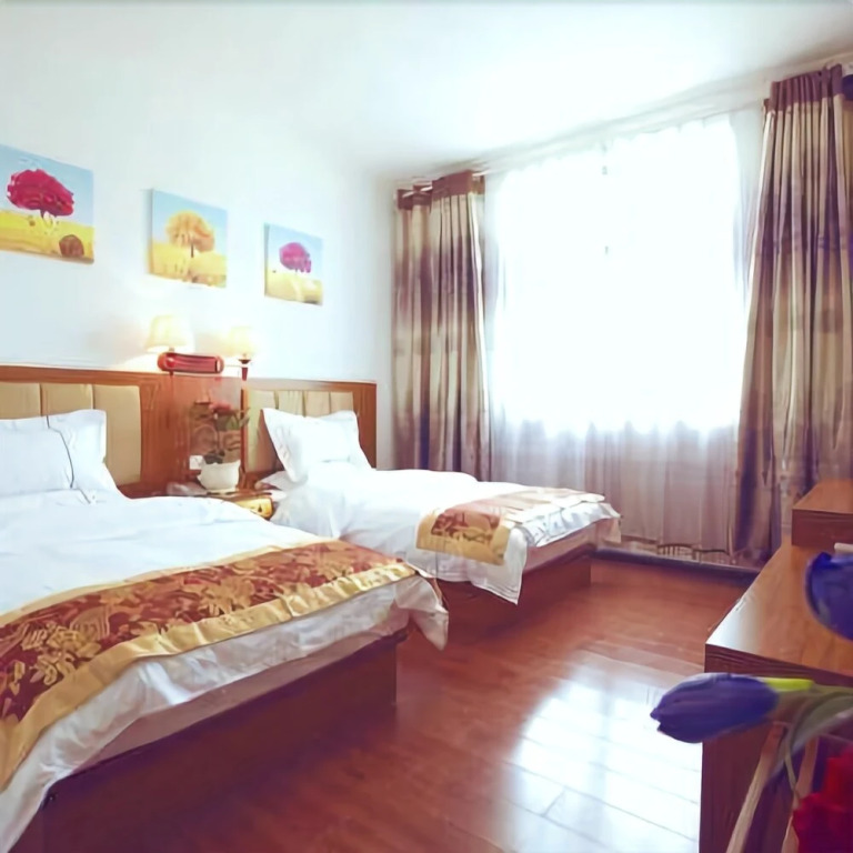 Linglong Yage Holiday Hotel (Lijiang Sanyi International Airport)