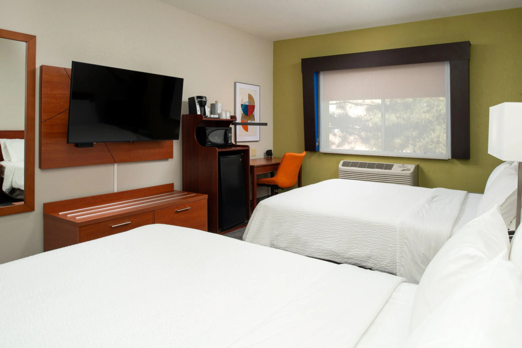 Holiday Inn Express & Suites Farmington Bloomfield by IHG