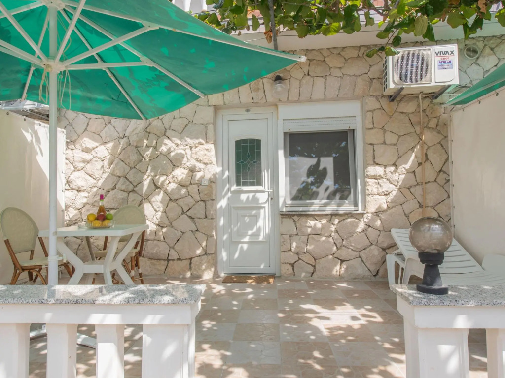 Relaxing Apartment in Okrug Gornji near Mavarstica Beach