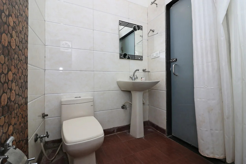 Hotel Crown Palace By OYO Rooms