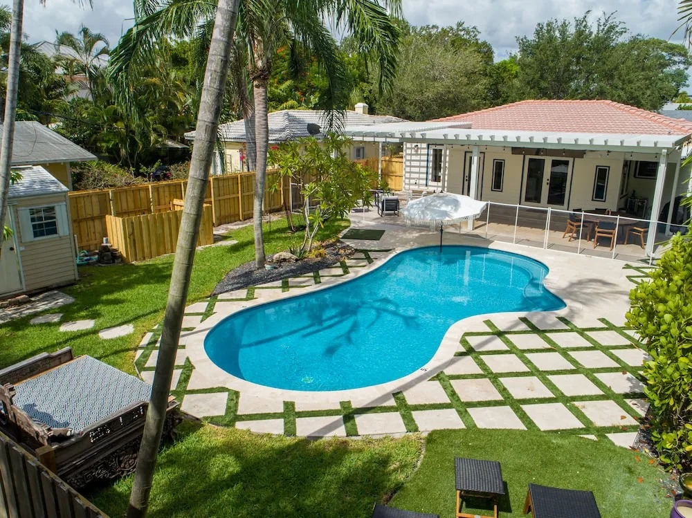 Victoria Park Oasis with Heated Pool and More