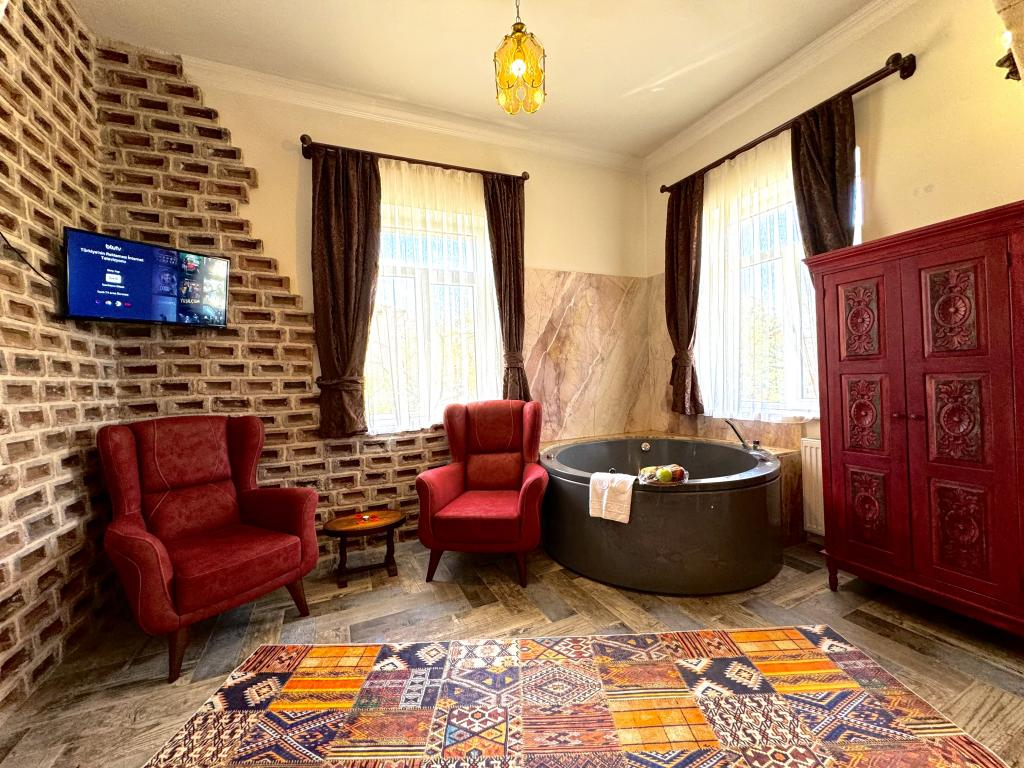 THE RED HORSE HOTEL