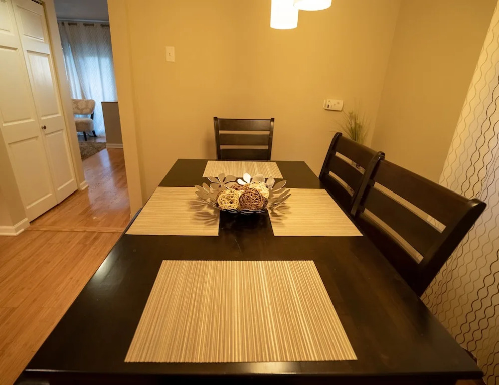 Lincoln Park Suites Operated by Roscoe Village Guesthouse