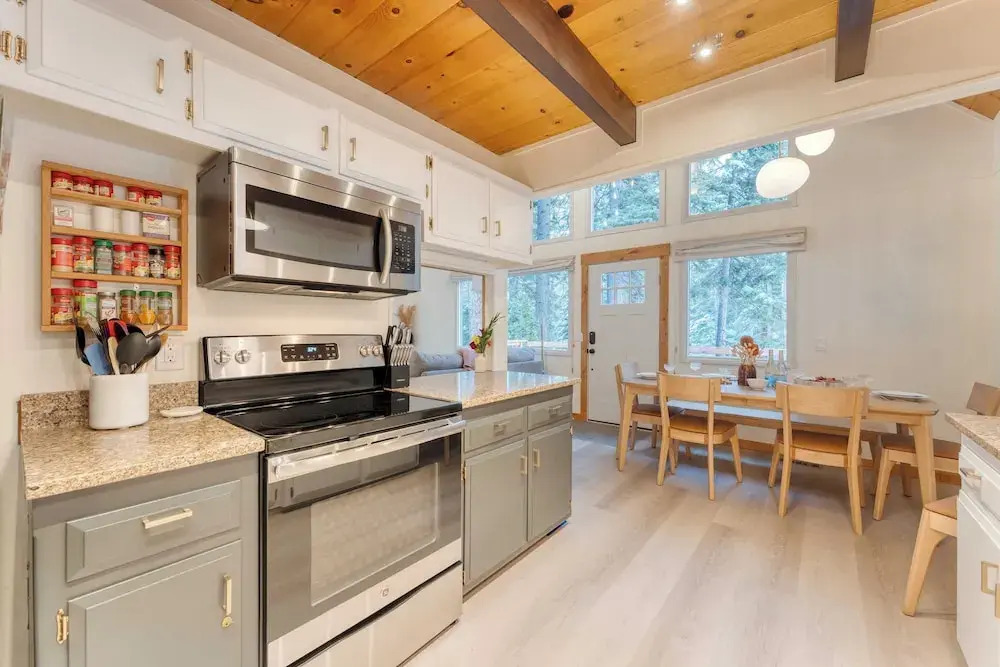 Peaceful Tahoe Retreat by Avantstay Cozy Modern Cabin Sauna, Hot Tub + Fireplace Near Lake