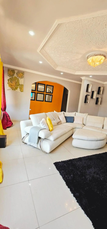 Cheerful and luxurious 4 bedroom villa with a pool.