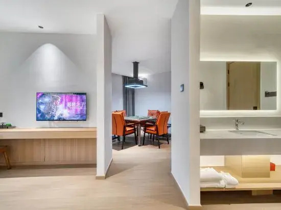 Six-Dimensional Business Hotel Huzhou