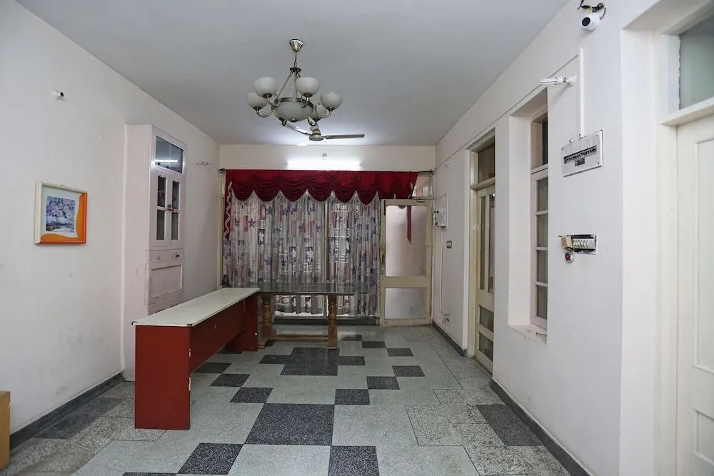 OYO 10674 Hotel Royal Inn