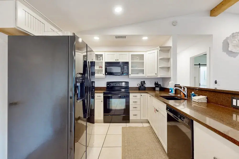 Inviting Beach House - Walk to Beach, Shopping & Dining