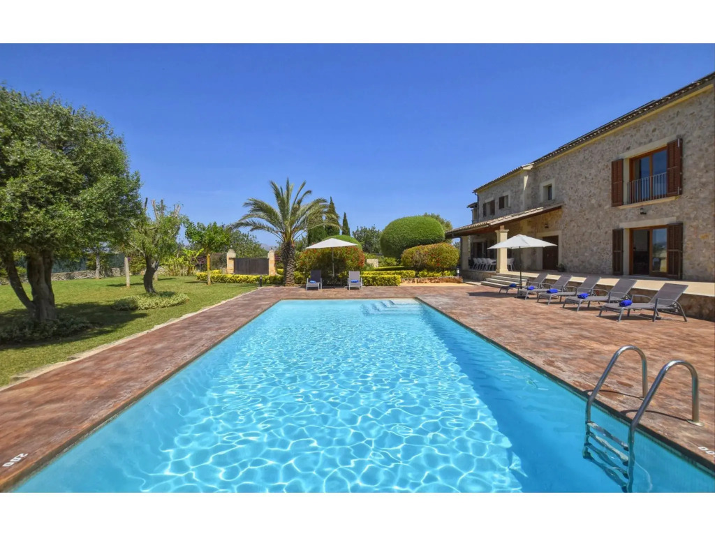 Luxurious country house with pool near the town of Alcudia