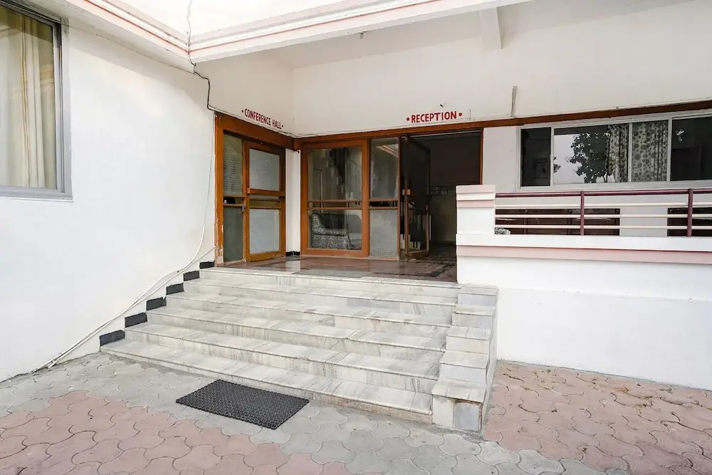 Fabhotel Girija