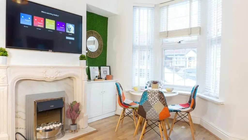 Air Host and Stay - Daisy House - Large 3 bedroom sleeps 8 10 minutes from city centre