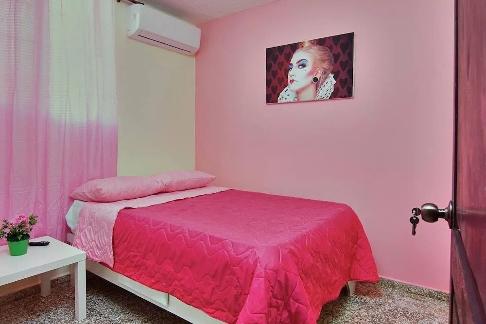 Room in Guest Room - Queen Of Hearts - Rh