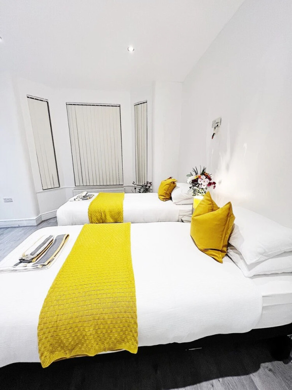 Impeccable 4-bed House in Manchester