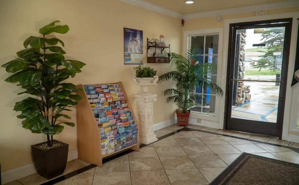 Sea Breeze Inn - San Simeon