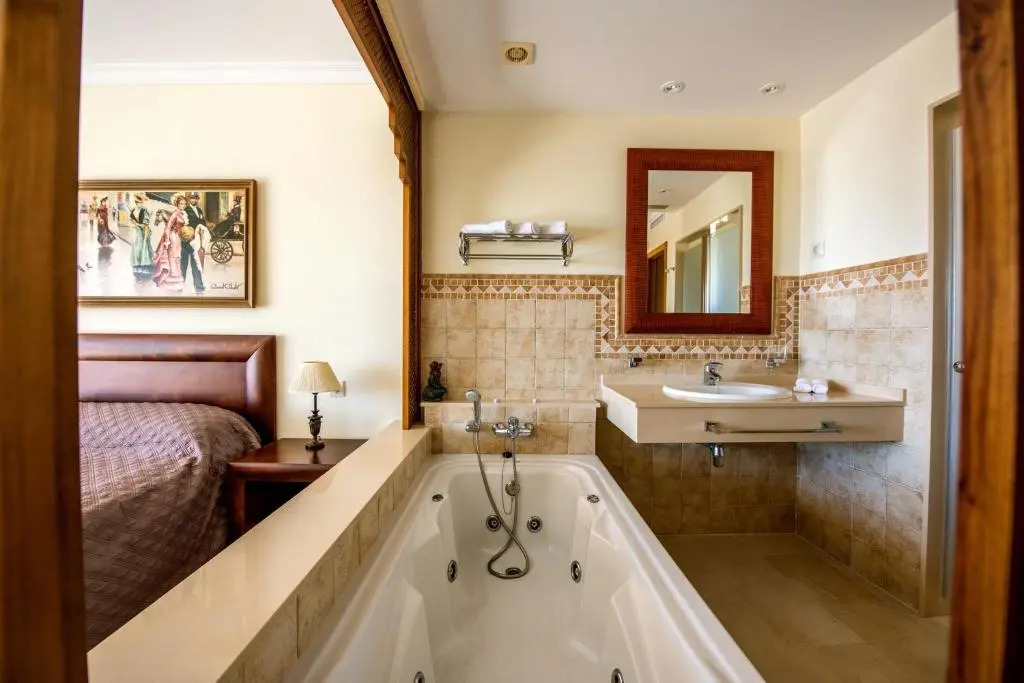 Malibu Mansions Condo 1 by Rafleys