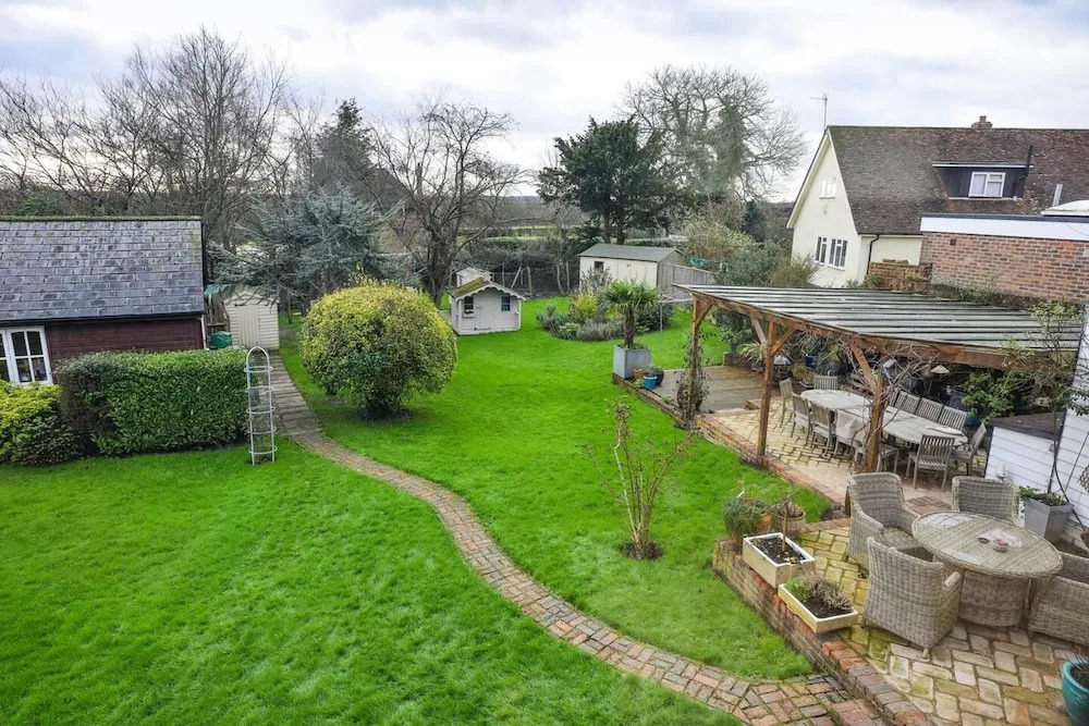 Lovely 4-bed House in Village of Sandhurst