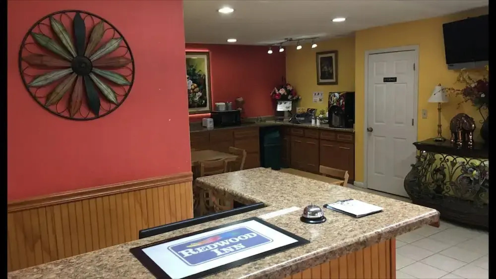 Redwood Inn - White Hall