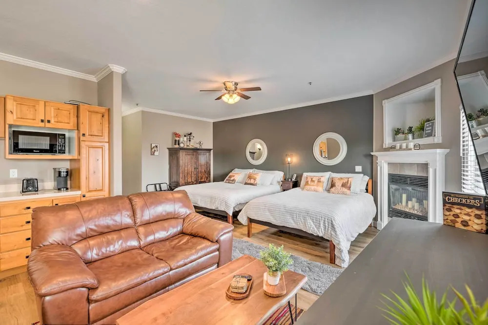 Large, Cozy Midway Studio w/ Mountain Views!