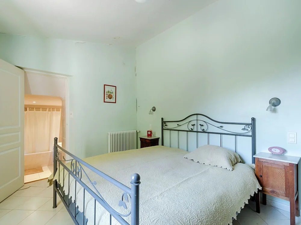 Beautiful holiday villa with privat pool surrounded by vineyard in Entrecasteaux