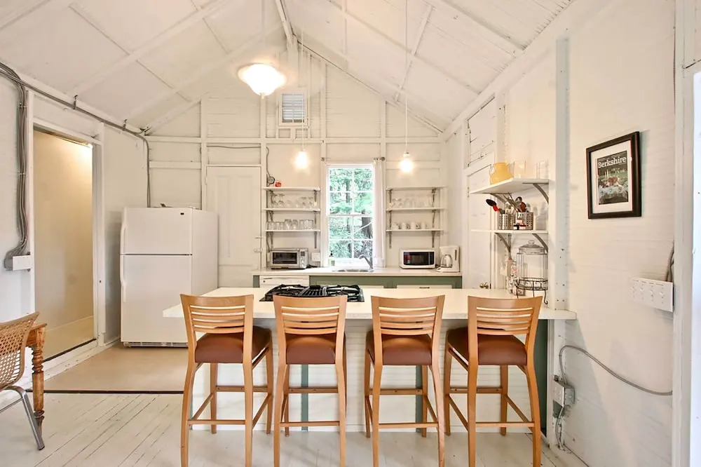 Cozy Stockbridge Cabin - Walk to Beach & Lake!
