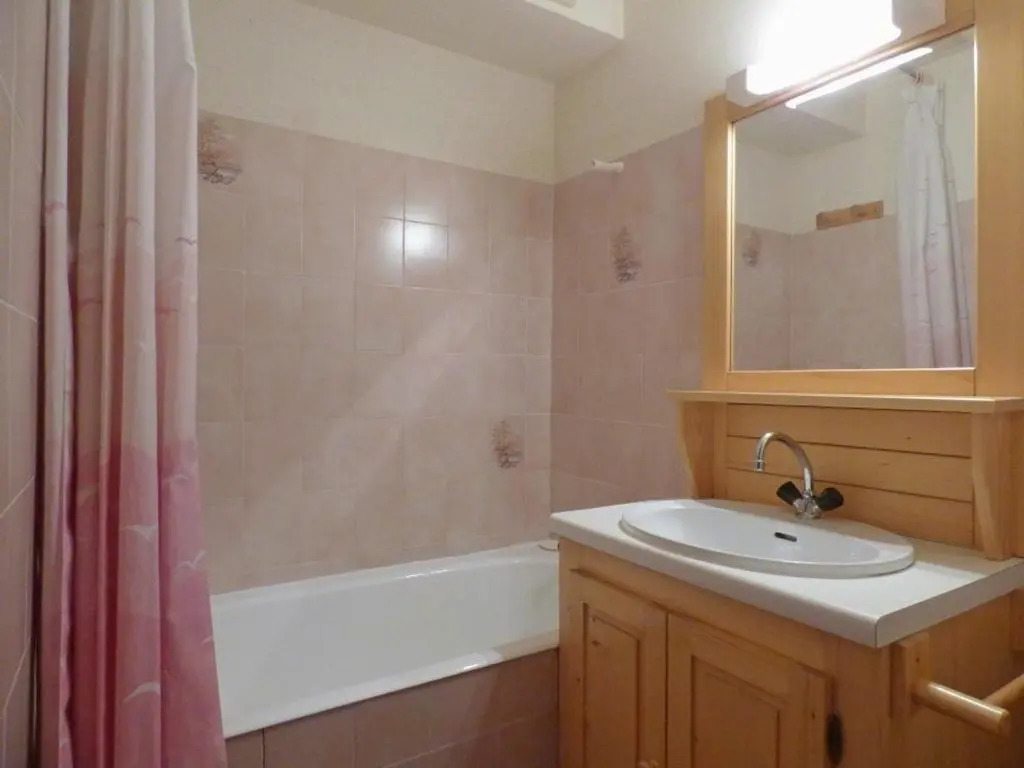 Appartement 2 pièces + coin montagne, balcon sud, au centre du village - FR-1-458-139