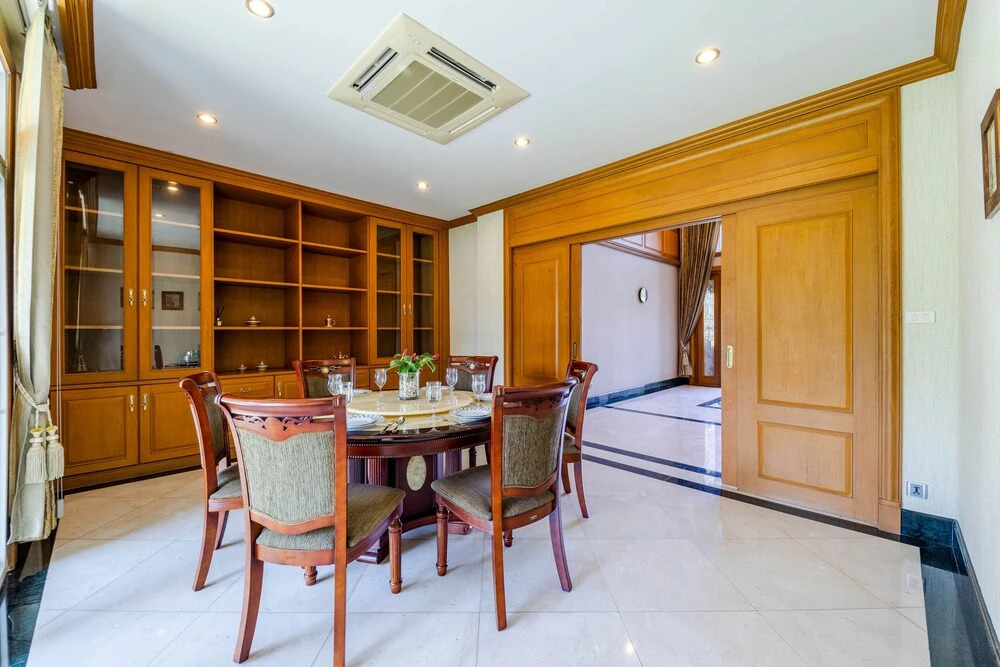 Luxury 6 Bed Mansion - CAS