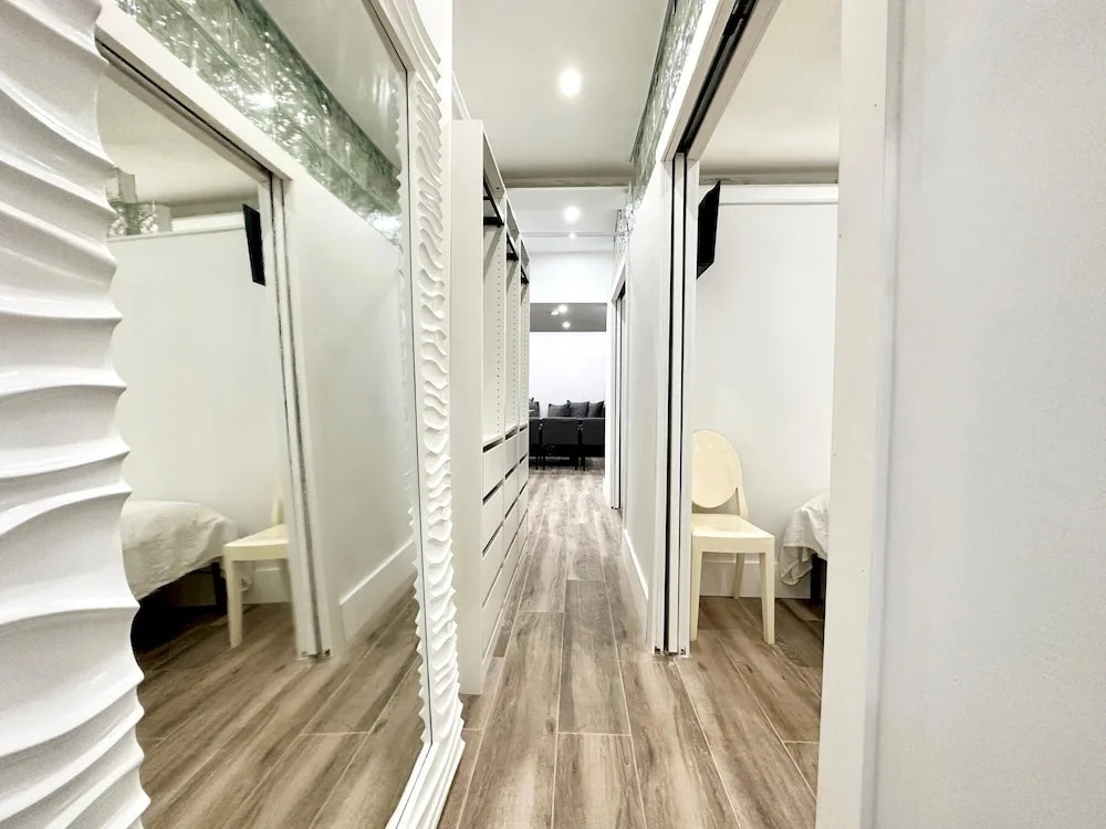 3 Room Beachfront Art Deco 4 Queen 6 Single Beds