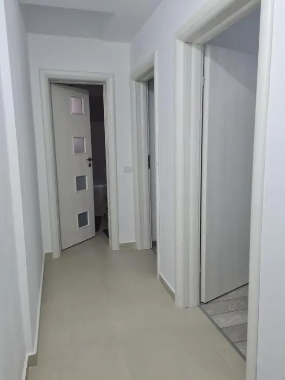 Deluxe 2 bedroom apartment with balcony and private parking