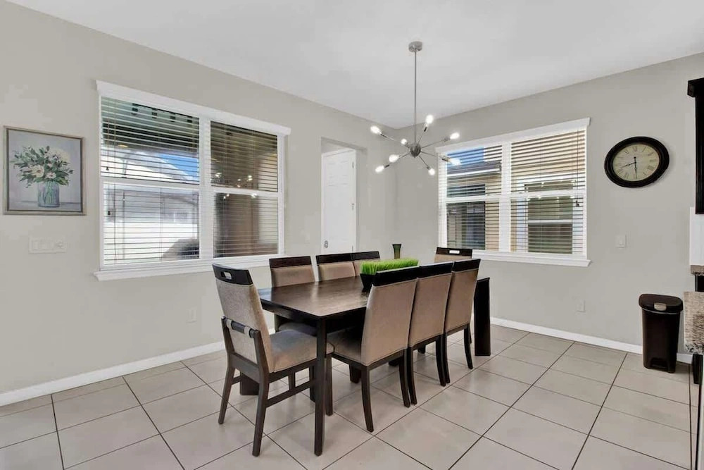 Chic 4BR With Pool, Game Room & Mickey Rooms