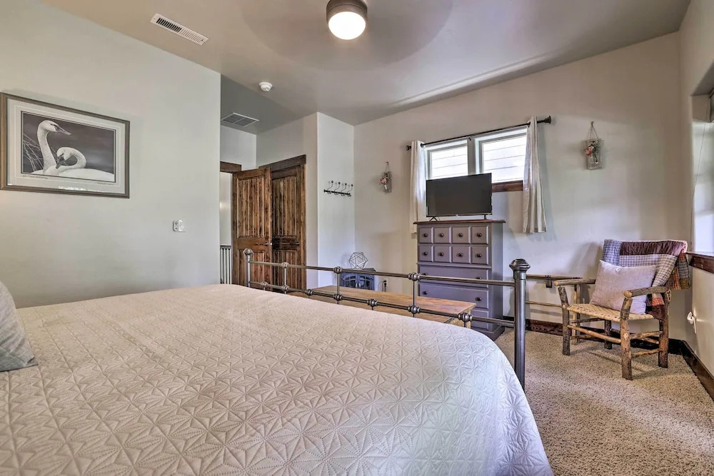 Chic House w/ Patio: 2 Blocks to Payette Lake!