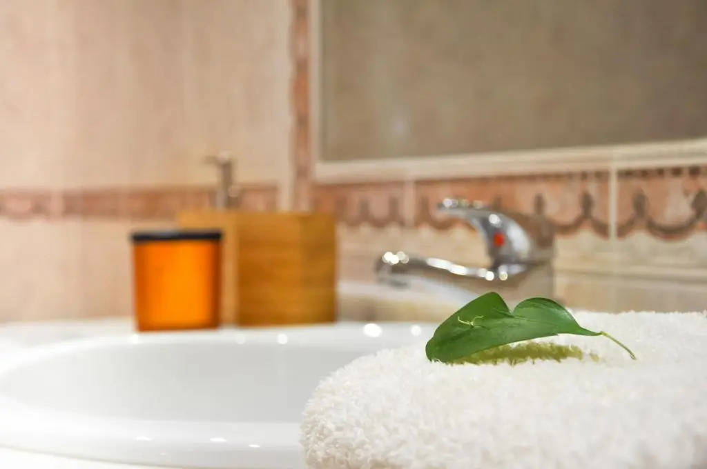 LovelyStay - 2BR Modern, Pool Access, Close to Marina & Beach