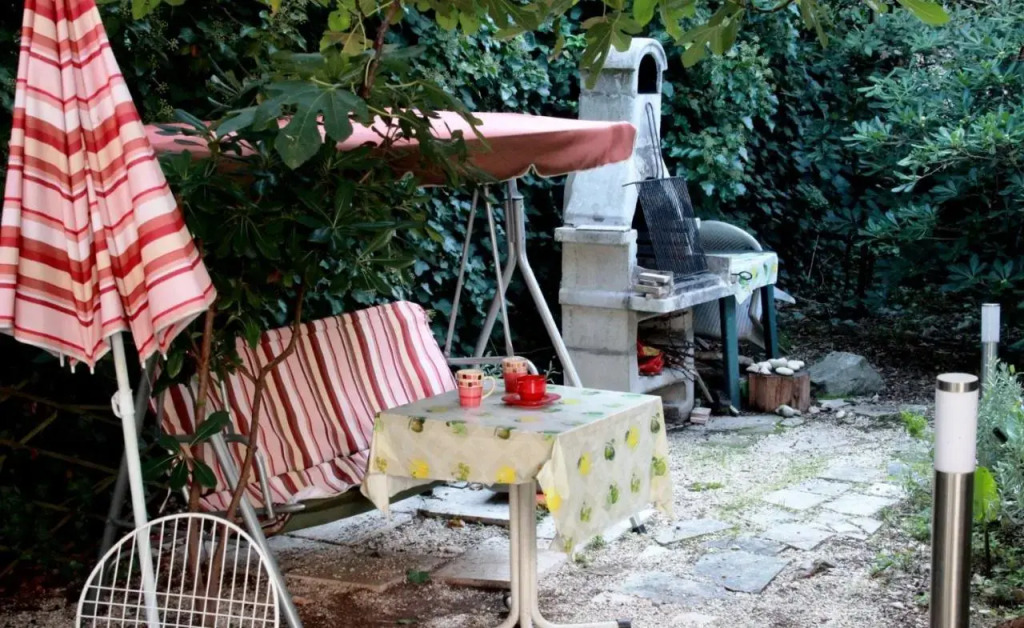 Guest house with garden - Zuvan