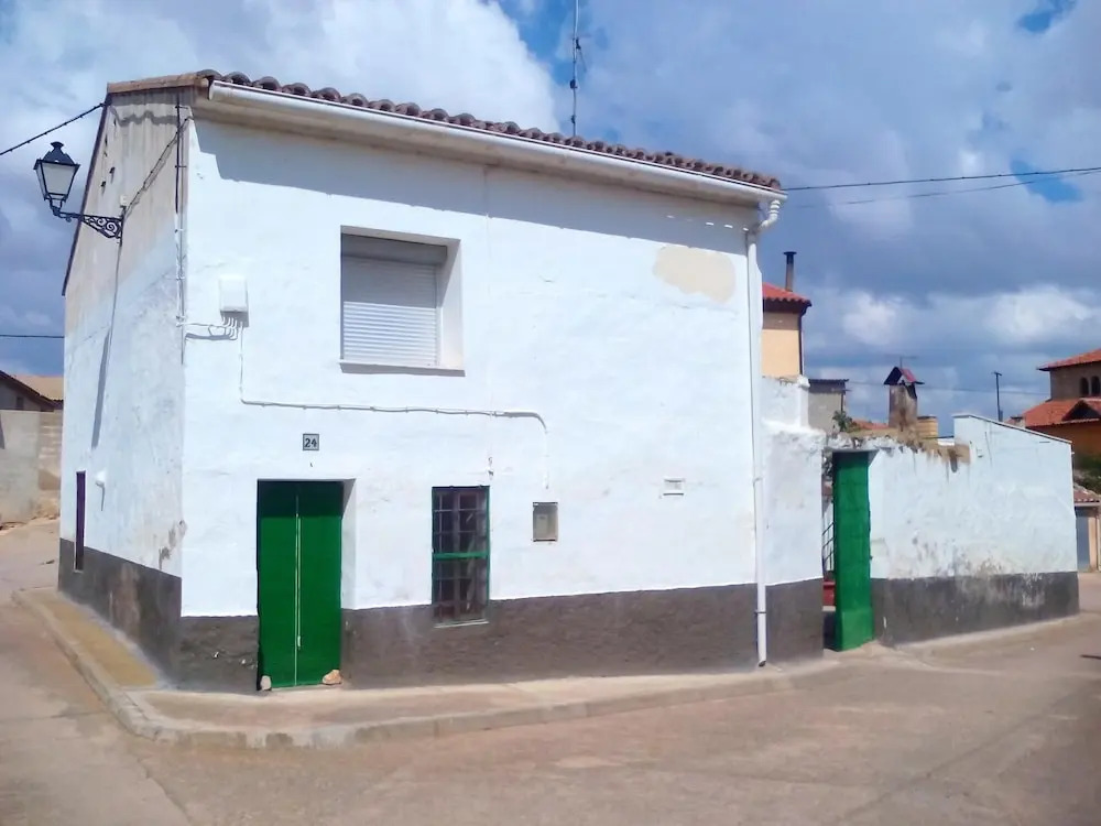 Charming House in El Poyo del Cid with Garden and Terrace
