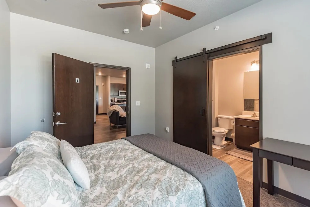 Spacious 2BR Suite W/patio Near Iowa State