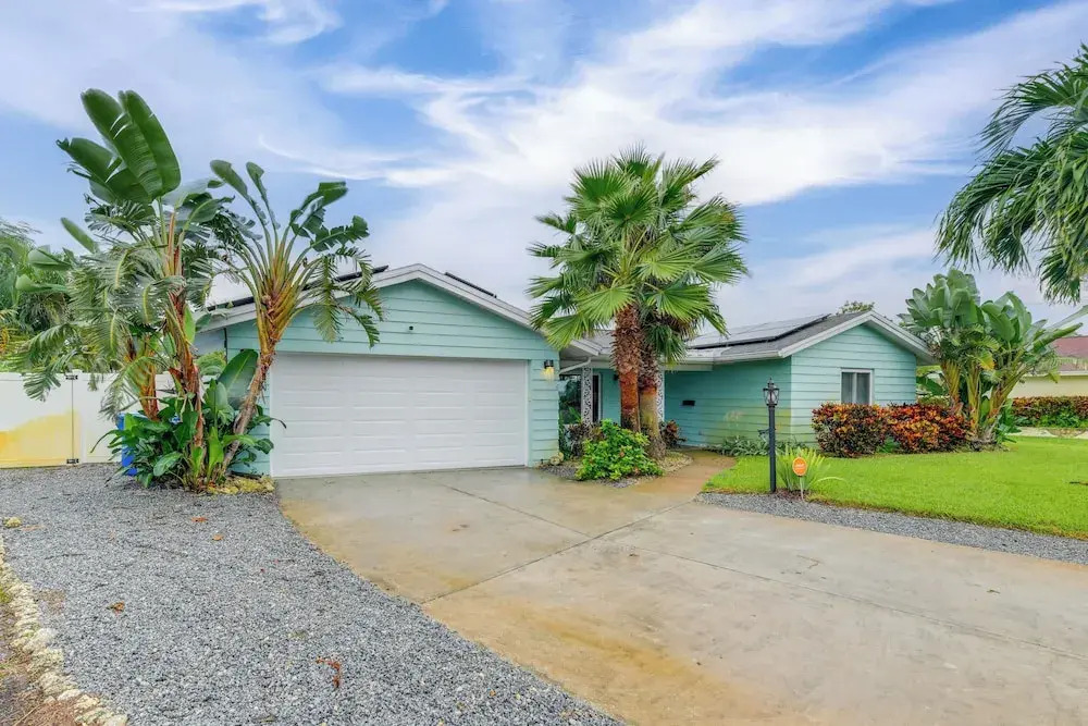 Private Hot Tub, Pool & Yard: Modern Bradenton Gem